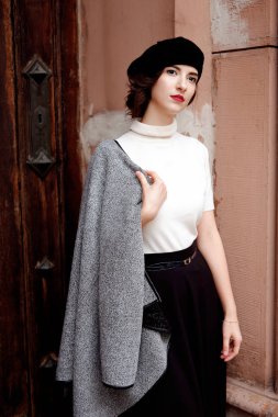 Bere, açık havada sonbaharda yürüme şık Fransız kız