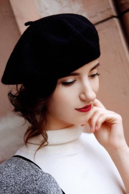 Bere, açık havada sonbaharda yürüme şık Fransız kız