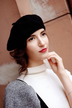 Bere, açık havada sonbaharda yürüme şık Fransız kız