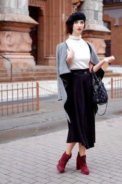 Bere, açık havada sonbaharda yürüme şık Fransız kız