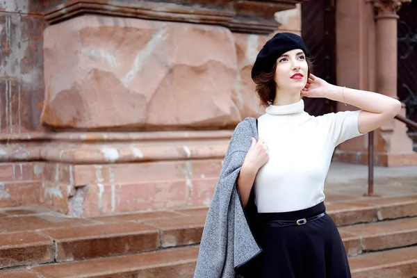 Elegante chica francesa en boina caminando al aire libre en otoño — Foto de Stock