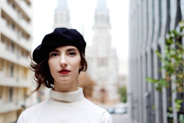 Şehir merkezinde klasik kıyafet şık genç erkek