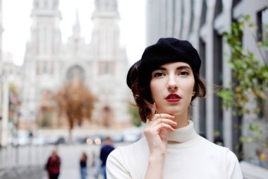 Şehir merkezinde klasik kıyafet şık genç erkek