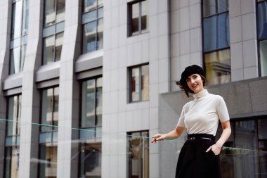 Kentin klasik kıyafet şık genç kadın ofis çalışanı