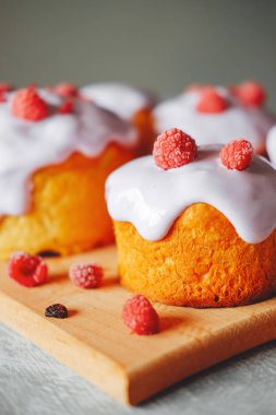 Slavonic Paskalya kek Kulich buzlanma ile çilek ile dekore edilmiştir.