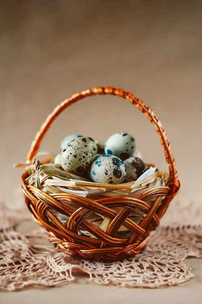 Easter holiday decoration.  Quail eggs wrapped in hay — Stock Photo, Image
