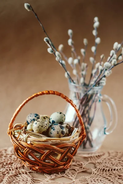 Easter holiday decoration.  Quail eggs wrapped in hay — Stock Photo, Image