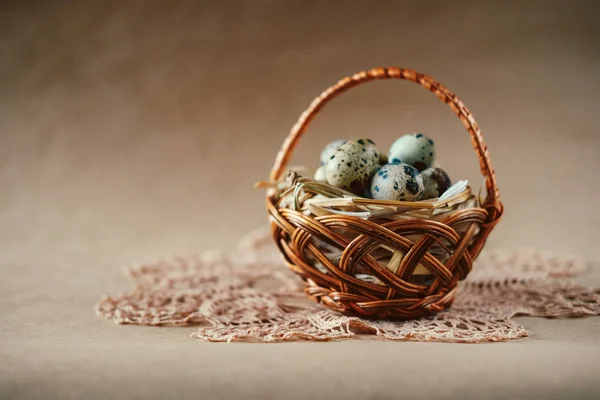 Easter holiday decoration.  Quail eggs wrapped in hay — Stock Photo, Image