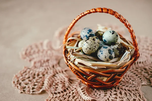 Пасхальный праздник украшения. Перепелиные яйца, завернутые в сено — стоковое фото