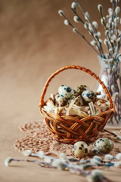 Пасхальный праздник украшения. Перепелиные яйца, завернутые в сено — стоковое фото