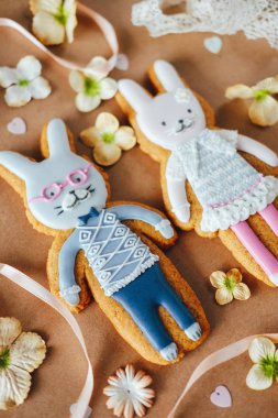 İki gingerbread çerezleri renkli buzlanma ile