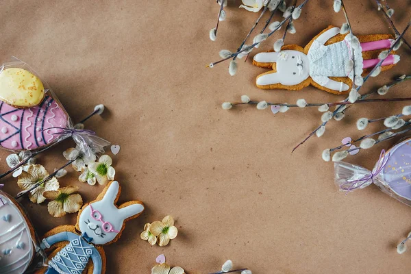 Zwei Lebkuchen mit buntem Zuckerguss — Stockfoto