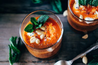 Fıstık, chia tohum ve mi krem soğuk ve baharatlı havuç çorbası