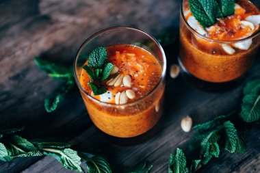 Fıstık, chia tohum ve mi krem soğuk ve baharatlı havuç çorbası