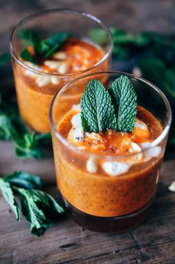 Fıstık, chia tohum ve mi krem soğuk ve baharatlı havuç çorbası