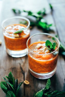 Fıstık, chia tohum ve mi krem soğuk ve baharatlı havuç çorbası