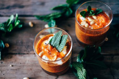 Fıstık, chia tohum ve mi krem soğuk ve baharatlı havuç çorbası