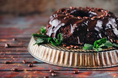Tatlı çikolata kakao krema ile pasta ve nane ile dekore edilmiş