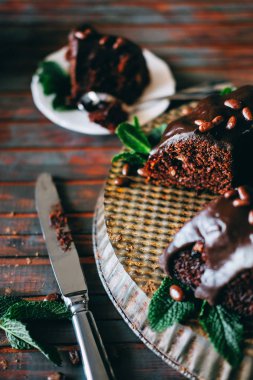 Tatlı çikolata kakao krema ile pasta ve nane ile dekore edilmiş