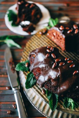 Tatlı çikolata kakao krema ile pasta ve nane ile dekore edilmiş