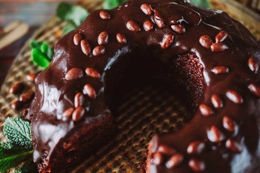 Tatlı çikolata kakao krema ile pasta ve nane ile dekore edilmiş