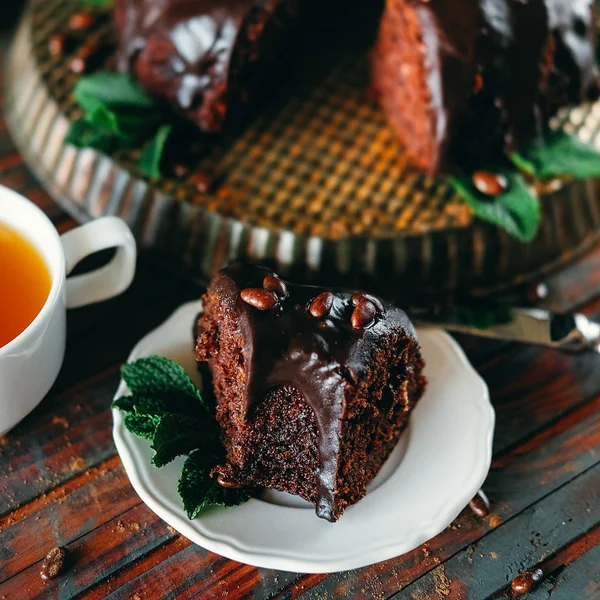 Pastel de chocolate dulce con glaseado de cacao y decorado con menta —  Fotos de Stock