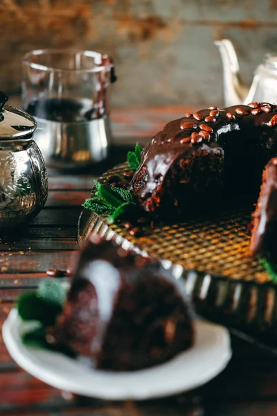 Torta dolce al cioccolato con glassa al cacao e decorata con menta — Foto Stock