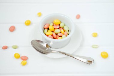 Renkli badem sprinkles. Tatlı yoğurt ile kaplı fıstık.