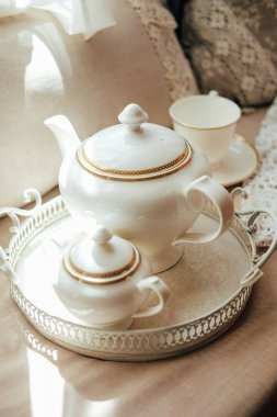 Öğleden sonra çay. Tablo ayarı ile beyaz demlik ve şeker kasede