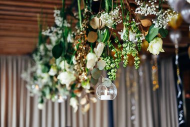 Düğün Çiçek dekor. Yeşil ve altın okaliptüs yaprakları.