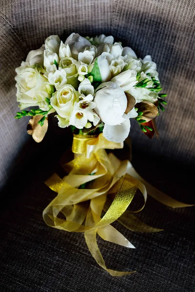Buquê de noiva. Florista preparando flores para o casamento . — Fotografia de Stock