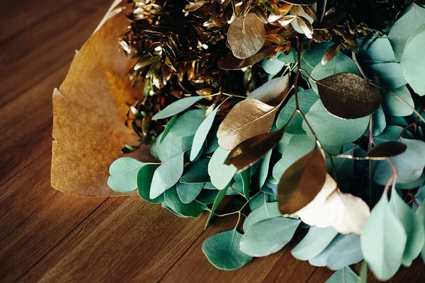 Brautflorales Dekor. grüne und goldene Eukalyptusblätter. — Stockfoto