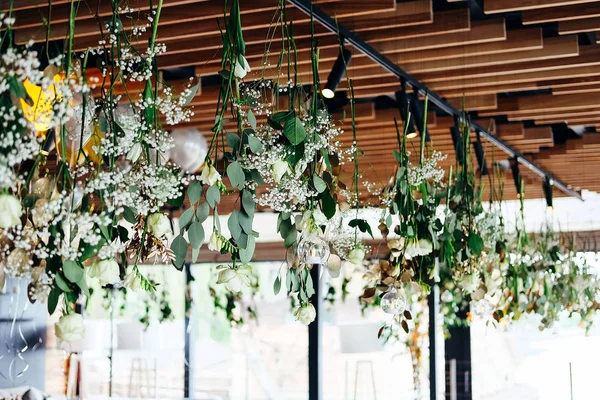 Esküvői virág dekoráció. Zöld és arany Rúdos ekvalipt levelei. — Stock Fotó