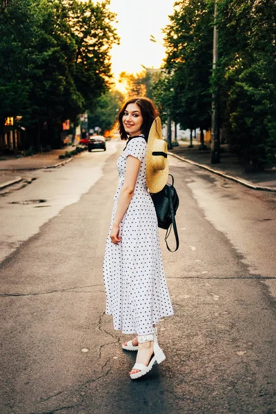 Kaygısız genç kadın boş sokaklarda yürüyor. — Stok fotoğraf