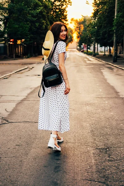 Jeune femme insouciante marchant à l'extérieur dans les rues vides — Photo