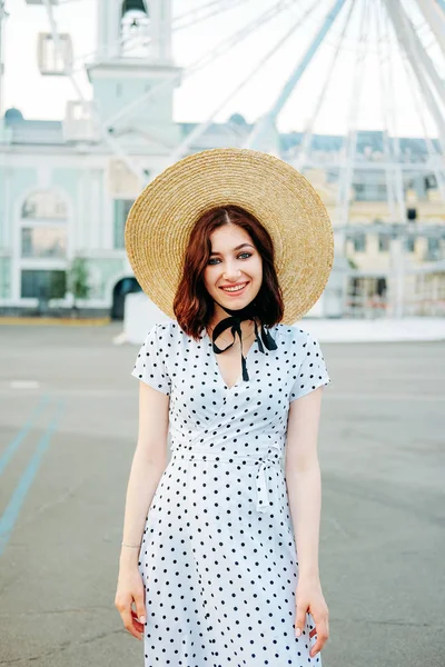 Niedlichen kaukasischen Brünette in weißem Kleid zu Fuß allein in der stre — Stockfoto