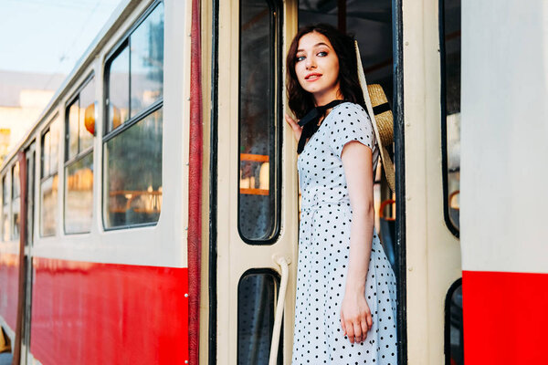 Женщина в летнем наряде собирается покататься
