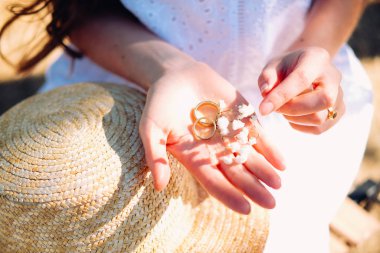 Nişan partisi. Elinde alyans tutan bir kadın..