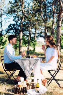 İki kişilik yemek. Bir çift aşık dışarıda nişanlarını kutluyor..