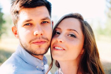 Mutlu genç çift parkın dışında buluşuyor.