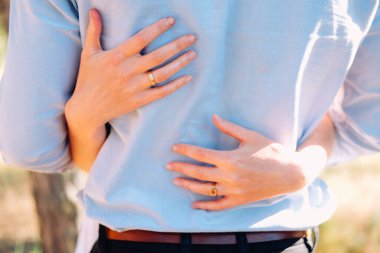 Mutlu genç aşıklar yazın dışarıda öpüşüp kucaklaşıyorlar.