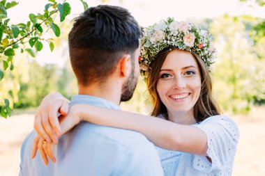 Genç aşıklar dışarı çıkıyorlar. Randevu konsepti.