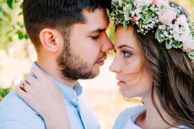 Genç aşıklar dışarı çıkıyorlar. Randevu konsepti.