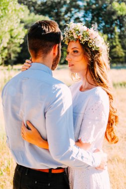 Genç aşıklar dışarı çıkıyorlar. Randevu konsepti.