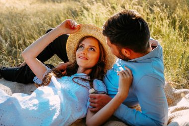 İki genç aşık için romantik kaçış pikniği