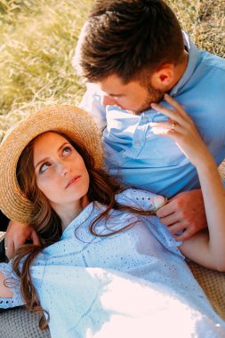 İki genç aşık için romantik kaçış pikniği