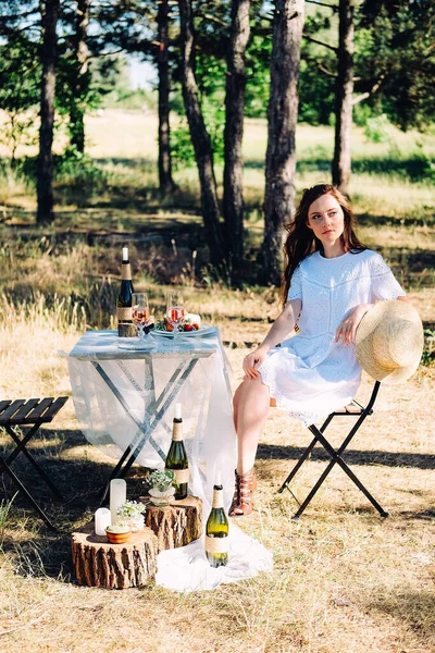 Picnic Estivo Fidanzamento Giovane Sposa Seduta Tavola Servita Cena — Foto Stock