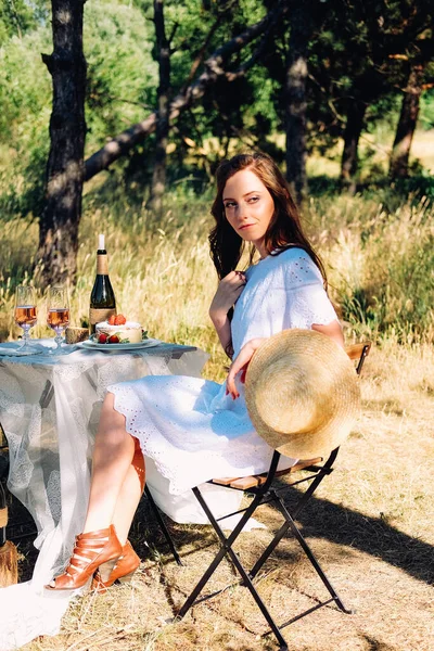 夏の婚約ピクニック 若い花嫁は夕食のためにテーブルに座って — ストック写真