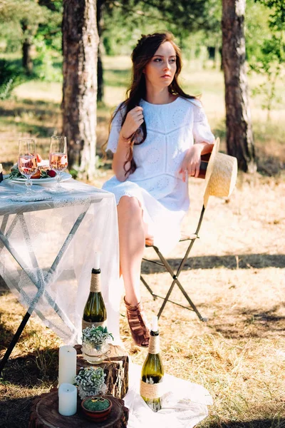 Picnic Estivo Fidanzamento Giovane Sposa Seduta Tavola Servita Cena — Foto Stock