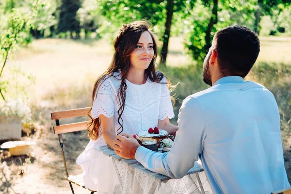 Paar Geliefden Een Date Die Hun Verloving Aan Eettafel Buiten — Stockfoto